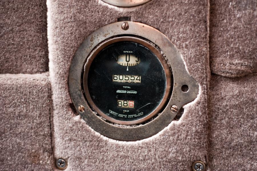 Детали интерьера Milburn Electric Model 27L Light Brougham 1922 года  (фото 5 из 18)
